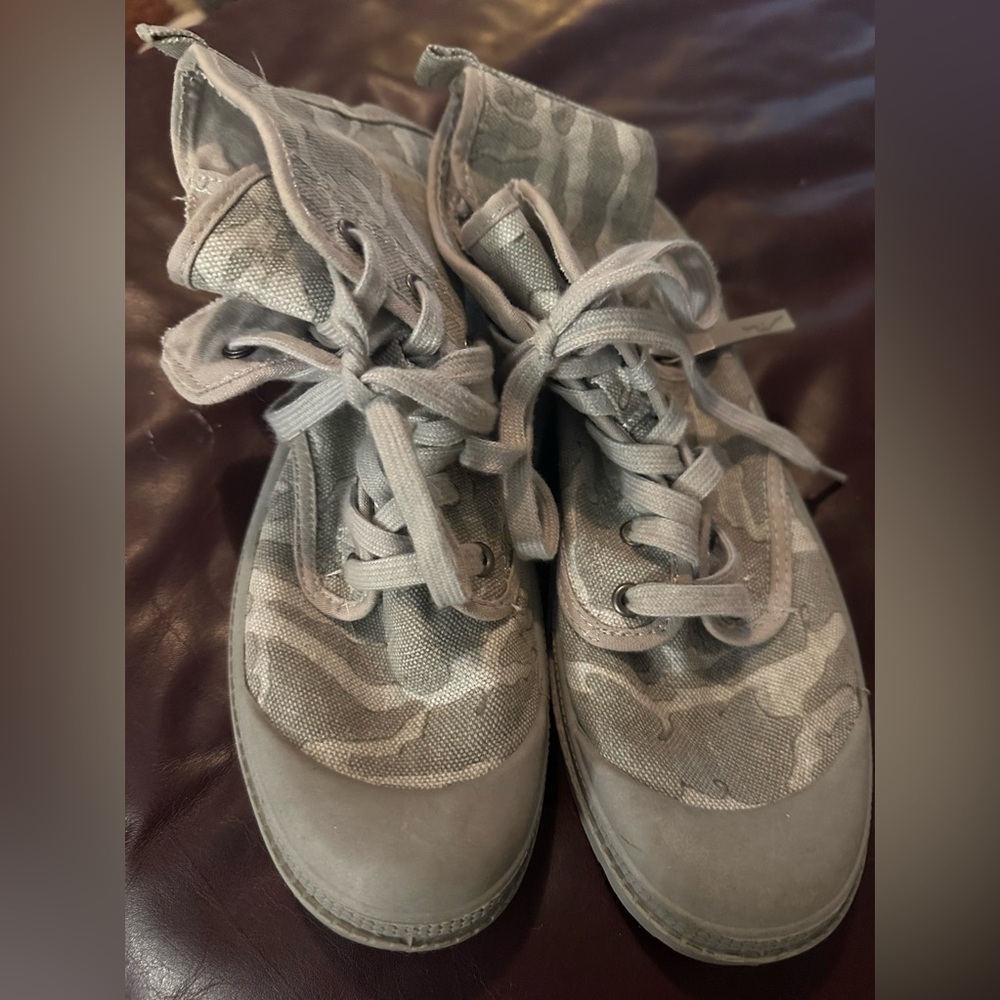 Rocket Dog - size 9